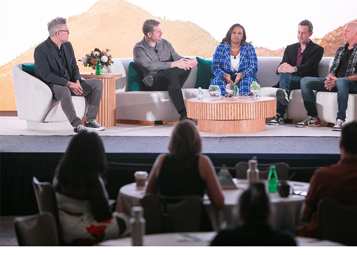 Panel discussions with diverse CX leaders