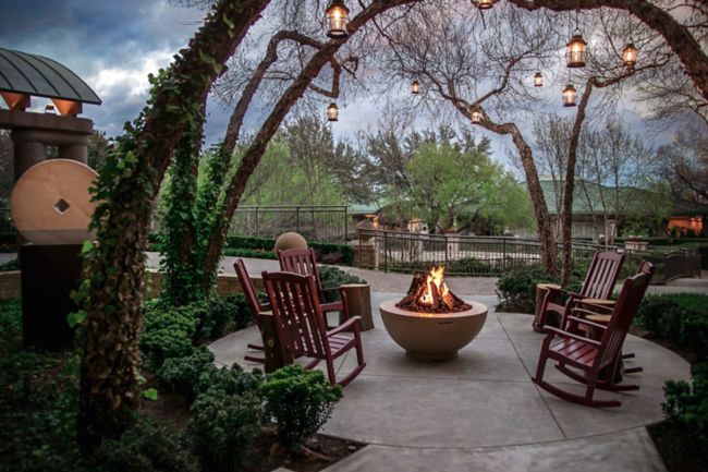 Outdoor dining patio at The Ritz-Carlton Dallas, Las Colinas